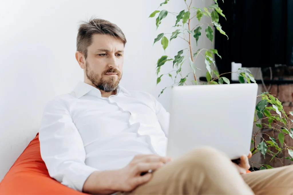 Konzentrierte Arbeit an digitalen Fachinhalten